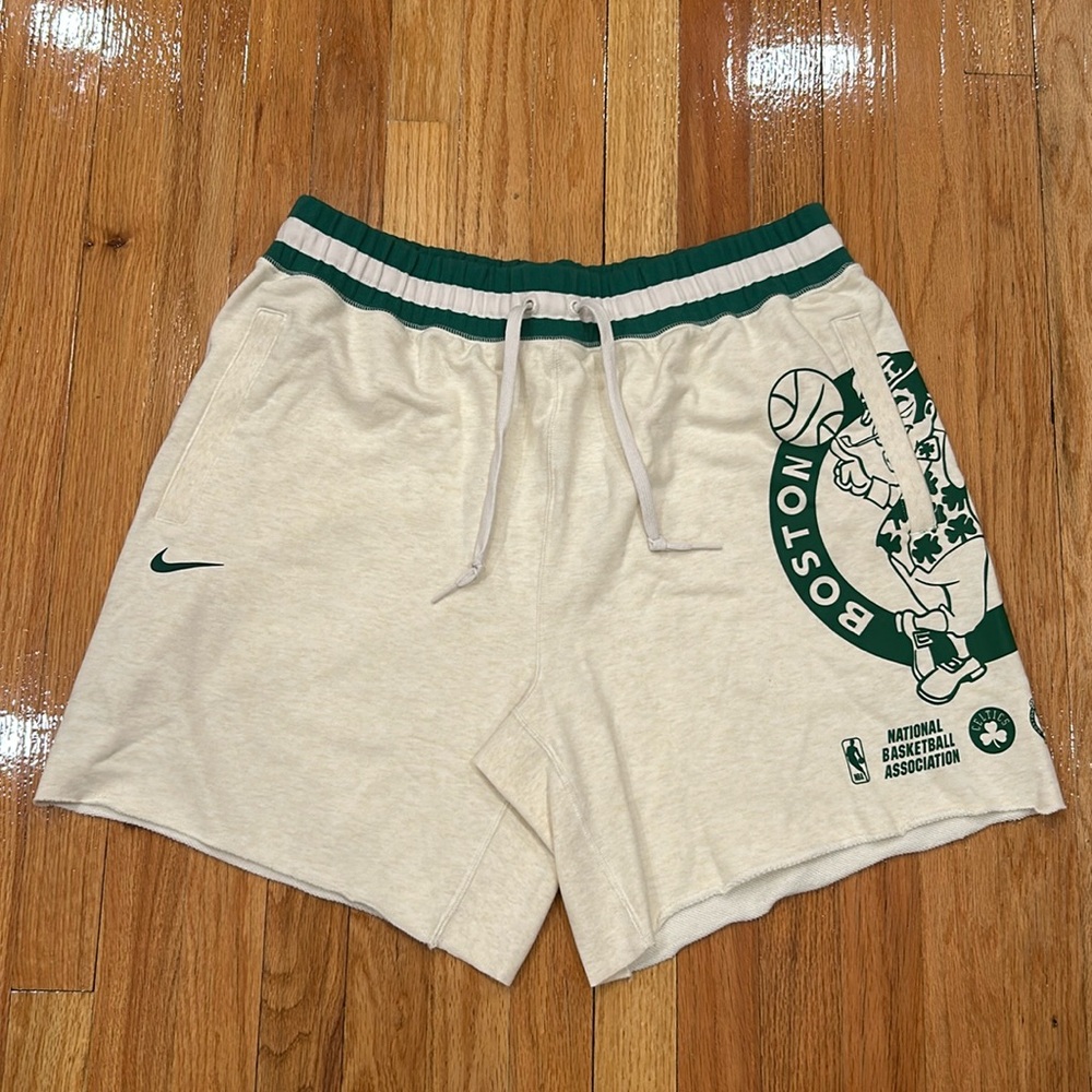 Nike Boston Celtics Courtside Mens NBA Fleece Shorts Beige Green XL DN9155 027